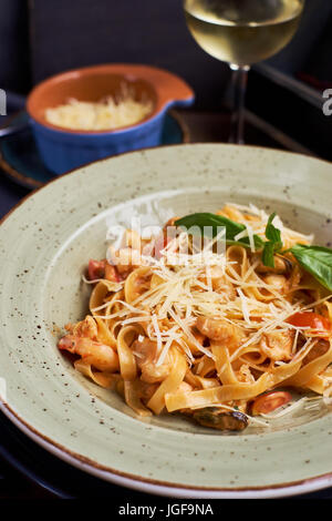 Tagliatelle mit Garnelen und Gewürzen Stockfoto