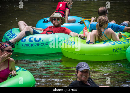 Schlauch am Chattahoochee River in Helen, Georgia. Stockfoto