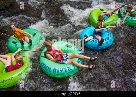 Schlauch am Chattahoochee River in Helen, Georgia. Stockfoto