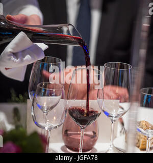Sommelier Wein in Glas von Rührschüssel im Luxus Diner gießen Stockfoto