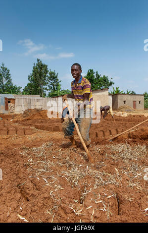 Ziegel aus Lehm und Stroh machen in einem ruandischen Dorf. Ruanda. Stockfoto