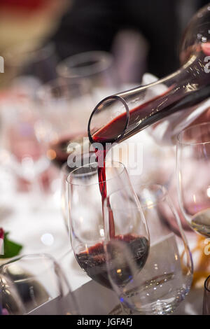 Sommelier Wein in Glas von Rührschüssel im Luxus Diner gießen Stockfoto