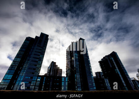 Reykjavik, Island - 1. April 2017: Moderne Gebäude kurz vor Sturm mit dramatische Wolken in Reykjavik Hauptstadt Island Stockfoto