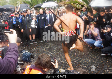 Auckland, Neuseeland. 6. Juli 2017. Ein Maori Krieger legt eine Herausforderung für Grant Dalton von Team New Zealand bei Siegesparade der Emirates Team New Zealand in Auckland, New Zealand am 6. Juli kommt die 2017.The Team triumphale Rückkehr nach drei Kampagnen vor dem Erfolg am 27. Juni in Bermuda gescheiterten, die ihr Boot schlagen Oracle Team USA 7: 1 die Trophäe zurückfordern. Bildnachweis: Shirley Kwok/Pacific Press/Alamy Live-Nachrichten Stockfoto