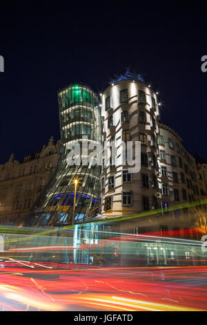 Lichtspuren vor Gebäude in Prag bei Nacht beleuchteten Tanzendes Haus. Das Gebäude wurde von dem Kroatisch-Tschechische Architekten Vlado Milunic entworfen. Stockfoto