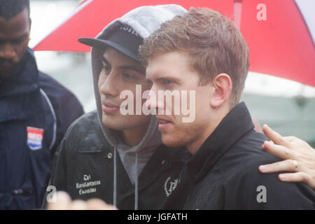 Auckland, Neuseeland. 6. Juli 2017. Peter Burling von Team New Zealand Posen Fotos mit Sänger während der Siegesparade Emirates Team New Zealand in Auckland, New Zealand am 6. Juli 2017.The Team triumphalen kommt Rückkehr nach drei Kampagnen vor dem Erfolg am 27. Juni in Bermuda gescheiterten, die ihr Boot schlagen Oracle Team USA 7: 1 die Trophäe zurückfordern. Bildnachweis: Shirley Kwok/Pacific Press/Alamy Live-Nachrichten Stockfoto