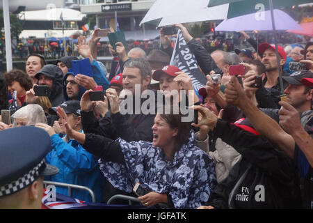Auckland, Neuseeland. 6. Juli 2017. Zehntausende von Fans versammeln sich an Auckland Waterfront, das Team New Zealand triumphalen Einzug begrüßen zu dürfen. Die triumphale Rückkehr von Team kommt nach drei Kampagnen vor dem Erfolg am 27. Juni in Bermuda gescheiterten, die ihr Boot schlagen Oracle Team USA 7: 1, die Trophäe zurückerobern. Bildnachweis: Shirley Kwok/Pacific Press/Alamy Live-Nachrichten Stockfoto