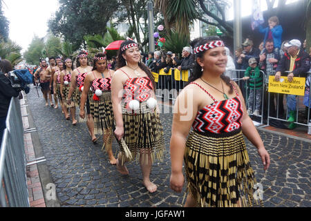 Auckland, Neuseeland. 6. Juli 2017. Maori-Haka-Gruppe vor dem Emirates Team New Zealand Siegesparade in Auckland, New Zealand am 6. Juli 2017.The Team triumphale Rückkehr kommt nach drei Kampagnen vor dem Erfolg am 27. Juni in Bermuda gescheiterten wo die ihr Boot schlagen Oracle Team USA 7: 1 die Trophäe zurückfordern. Bildnachweis: Shirley Kwok/Pacific Press/Alamy Live-Nachrichten Stockfoto