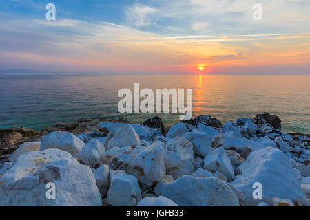 Sonnenaufgang in Porto Vathy. Insel Thassos, Griechenland Stockfoto