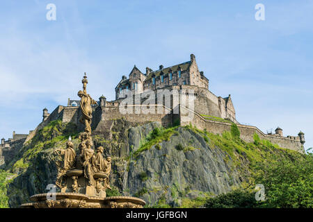 Edinburgh, Scotland, UK - 25. Juli 2012: Edinburgh Castle von Princes Street Gardens betrachtet. Stockfoto