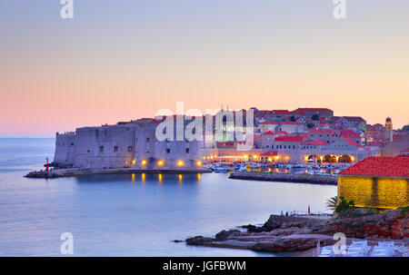 Altstadt von Dubrovnik bei Sonnenuntergang, Kroatien Stockfoto