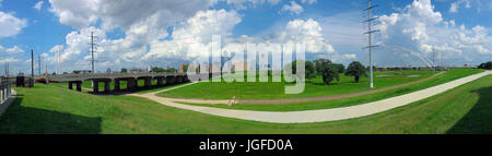 Panoramablick über Gewitterwolken über Dallas von Trinity River mit Blick auf Park; Jagd-Hill-Brücke (L), Commerce St Brücke (CL) und McDermott Brücke (R) Stockfoto