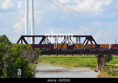 Sturmwolken sammeln über Margaret Hunt-Hill und Union Pacific RR Brücken über den Trinity River, südlich und westlich der Innenstadt von Dallas Stockfoto