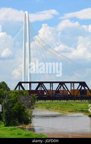 Sturmwolken sammeln über Margaret Hunt-Hill und Union Pacific RR Brücken über den Trinity River, südlich und westlich der Innenstadt von Dallas Stockfoto