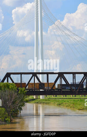 Sturmwolken sammeln über Margaret Hunt-Hill und Union Pacific RR Brücken über den Trinity River, südlich und westlich der Innenstadt von Dallas Stockfoto