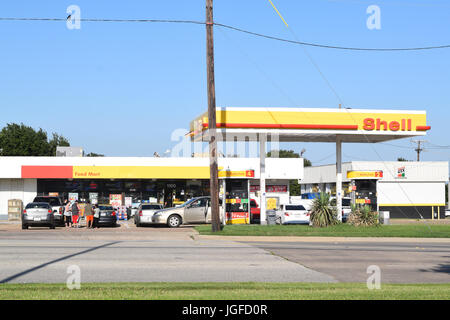 Kunden, die Pumpen Gas an einer Shell-Tankstelle (Benzin) Station in Amerika (Vereinigte Staaten) Stockfoto