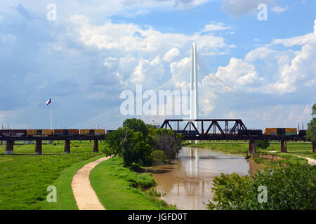 Sturmwolken sammeln über Margaret Hunt-Hill und Union Pacific RR Brücken über den Trinity River, südlich und westlich der Innenstadt von Dallas Stockfoto