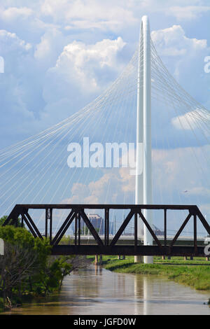 Sturmwolken sammeln über Margaret Hunt-Hill und Union Pacific RR Brücken über den Trinity River, südlich und westlich der Innenstadt von Dallas Stockfoto