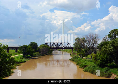 Sturmwolken sammeln über Margaret Hunt-Hill und Union Pacific RR Brücken über den Trinity River, südlich und westlich der Innenstadt von Dallas Stockfoto