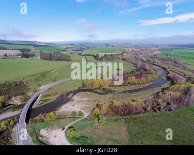 Gebogene Brücke über den Opuha River, zwischen Geraldine und Fairlie, South Canterbury, Südinsel, Neuseeland - Drohne Antenne Stockfoto