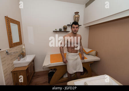 Portrait eines jungen Fit körperlich Mann zeigt seine gut ausgebildeten Körper - Massage zu tun Stockfoto