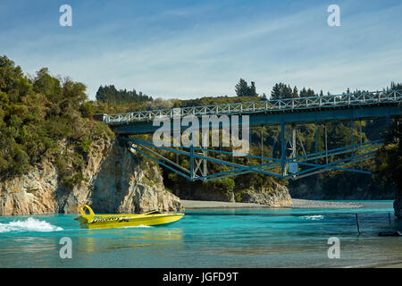 Jet-Boot und Rakaia Gorge Bridge (1882), Rakaia River und Rakaia Gorge, Canterbury, Südinsel, Neuseeland Stockfoto