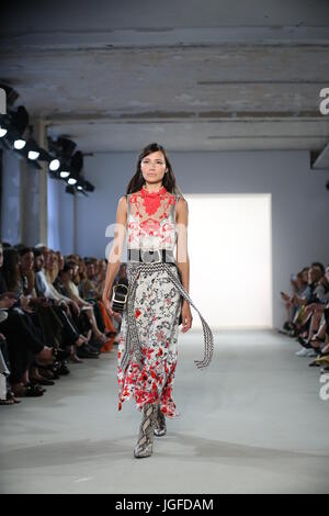 Berlin, Deutschland. 6. Juli 2017. Das Foto zeigt Modelle mit Dorothee Schuhmacher Kollektion auf dem Laufsteg. Bildnachweis: Simone Kuhlmey/Pacific Press/Alamy Live-Nachrichten Stockfoto