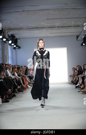 Berlin, Deutschland. 6. Juli 2017. Das Foto zeigt Modelle mit Dorothee Schuhmacher Kollektion auf dem Laufsteg. Bildnachweis: Simone Kuhlmey/Pacific Press/Alamy Live-Nachrichten Stockfoto