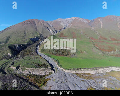 Schreckliche Gully und Mount Hutt Produkte, in der Nähe von Rakaia River, Canterbury, Südinsel, Neuseeland - Drohne Luftbild Stockfoto