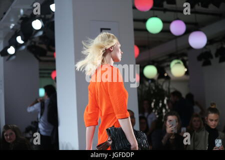 Berlin, Deutschland. 6. Juli 2017. Das Foto zeigt Modelle mit Dorothee Schuhmacher Kollektion auf dem Laufsteg. Bildnachweis: Simone Kuhlmey/Pacific Press/Alamy Live-Nachrichten Stockfoto