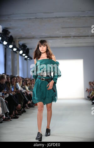 Berlin, Deutschland. 6. Juli 2017. Das Foto zeigt Modelle mit Dorothee Schuhmacher Kollektion auf dem Laufsteg. Bildnachweis: Simone Kuhlmey/Pacific Press/Alamy Live-Nachrichten Stockfoto