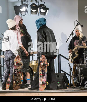 NEW YORK, NY - 31. Januar 2017: Skateboarder führen auf der Dim Mak-Kollektion für Herbst/Winter 2017 während NYFW: Männer am Dachfenster Clarkson Nord Stockfoto