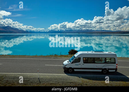 Wohnmobil auf den State Highway 8 und Aoraki / Mount Cook spiegelt sich in Lake Pukaki, Mackenzie Country, Canterbury, Südinsel, Neuseeland Stockfoto