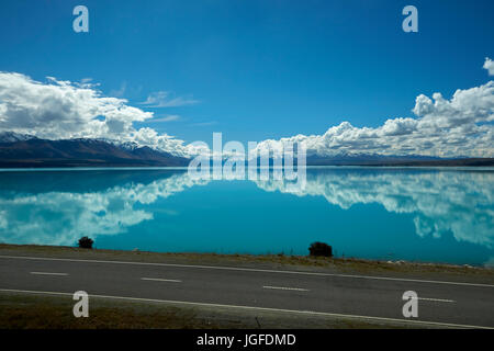 State Highway 8 und Aoraki / Mount Cook spiegelt sich in Lake Pukaki, Mackenzie Country, Canterbury, Südinsel, Neuseeland Stockfoto