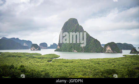 Panoramablick auf die Insel im Meer in der Nähe von grünen Strand namens "Samet Nangshe" die attraktiven Ort in Phang Nga von Thailand ist. Stockfoto