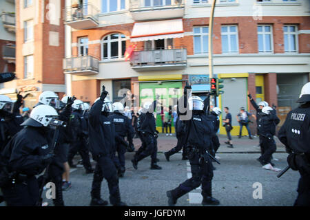 Hamburg, Deutschland. 6. Juli 2017. Zehntausende versammelten sich am Fischmarkt in Hamburg, die G20 zu protestieren. Der Protest eskalierte schnell. Flaschen und Steinen wurden von einigen Aktivisten geworfen. Die Polizei setzte ihre Schlagstöcke, Tränengas, Pfefferspray und Wasserwerfer. Die Lage beruhigte sich wieder am späten Abend zu eskalieren. Bildnachweis: Alexander Pohl/Pacific Press/Alamy Live-Nachrichten Stockfoto