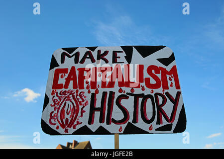 Hamburg, Deutschland. 6. Juli 2017. Zehntausende versammelten sich am Fischmarkt in Hamburg, die G20 zu protestieren. Der Protest eskalierte schnell. Flaschen und Steinen wurden von einigen Aktivisten geworfen. Die Polizei setzte ihre Schlagstöcke, Tränengas, Pfefferspray und Wasserwerfer. Die Lage beruhigte sich wieder am späten Abend zu eskalieren. Bildnachweis: Alexander Pohl/Pacific Press/Alamy Live-Nachrichten Stockfoto