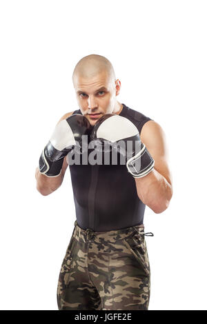 Glatzköpfige Mann in Boxhandschuhen. Er ist in khaki Hose und einem schwarzen engen Hemd bekleidet. isoliert weißer Hintergrund Stockfoto