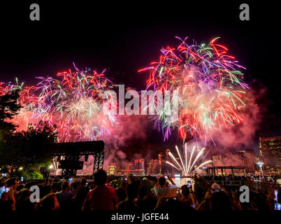 New York Feuerwerk am 4. Juli 2017, East River, Blick vom Long Island Stockfoto