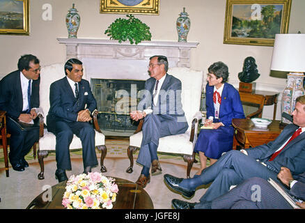 Präsident der Vereinigten Staaten George H.W. Bush, richtig, trifft Präsident Zine El Abidine Ben Ali in Tunesien im Oval Office des weißen Hauses in Washington, D.C. am 16. November 1989.  Vizepräsident Dan Quayle blickt auf der extremen Rechten... Bildnachweis: Ron Sachs / CNP /MediaPunch Stockfoto