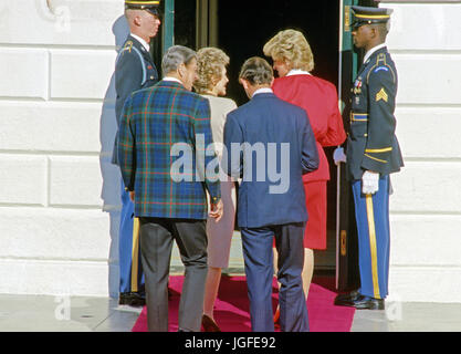 Washington, DC - 9. November 1985--US-Präsident Ronald Reagan und die First Lady Nancy Reagan grüßen Prinzessin Diana und Prinz Charles im Weißen Haus in Washington, DC am 9. November 1985 Credit: Howard L. Sachs / CNP /MediaPunch Stockfoto