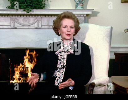 Premierministerin Margaret Thatcher von Großbritannien macht eine Aussage zu den Medien, als sie US-Präsident Ronald Reagan im Oval Office des weißen Hauses in Washington, D.C. am Mittwoch, 20. Februar 1985 begegnet.  Ihre Sitzung dauerte 2 Stunden.  Thatcher starb an einem Schlaganfall bei 87 am Montag, den 8. April 2013..Credit: Arnie Sachs / CNP / MediaPunch Stockfoto