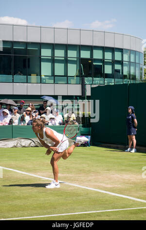 LONDON - 5. Juli 2017: Barbora Strycova konkurriert gegen Naomi Osaka am Tag 3 der Wimbledon 2017. Stockfoto