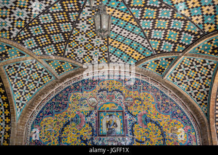 Bunte Fliesen Details bei Golestan Palast Teheran, Iran Stockfoto