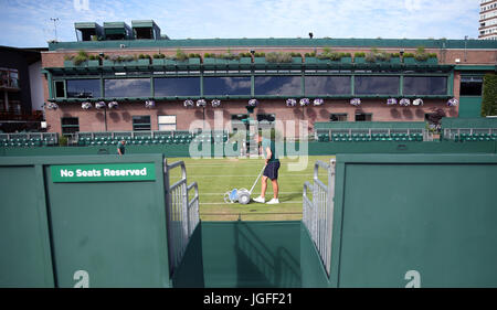 Bodenpersonal bereiten die äußeren Gerichte am Tag fünf der Wimbledon Championships in The All England Lawn Tennis and Croquet Club, Wimbledon. Stockfoto