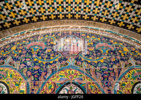 Bunte Fliesen Details bei Golestan Palast Teheran, Iran Stockfoto