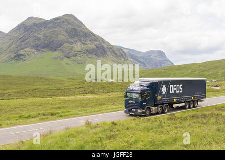 DFDS-LKW fahren durch Glencoe in den schottischen Highlands Stockfoto