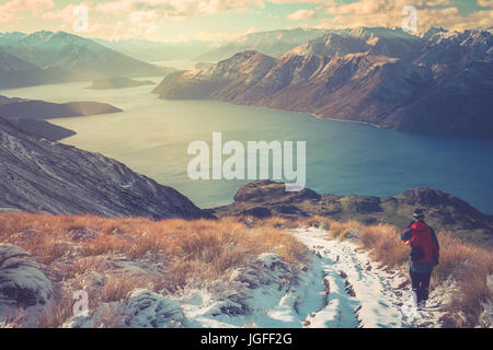 Wanderer genießen die Aussicht vom Gipfel des Mount Roy, Südinsel, Neuseeland Stockfoto