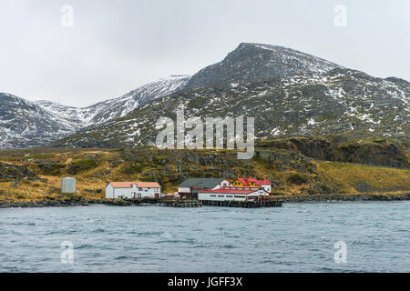 Blick auf dem norwegischen Festland aus dem Dock bei Havøysund, die auf der Insel Havøya, Finnmark County, Norwegen. Stockfoto