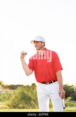 Hispanische Golfer feiert am Golfplatz Stockfoto